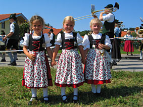 Chiemsee: traditional costumes - girls in their dirndls
