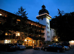Eingang Yachthotel bei Nacht