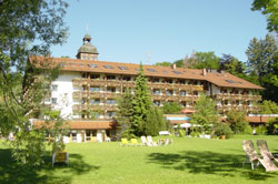 Yachthotel mit Liegewiese