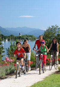 Radfahrer vor Fraueninsel am Chiemsee