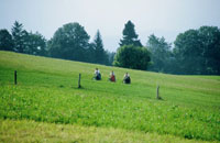 Landschaft mit Radlern bei Bad Heilbrunn