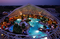 Au&szlig;enansicht der Therme Erding bei Nacht