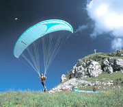 Gleitschirmfliegen im Sommer