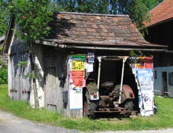 Traktor in seinem Unterstand