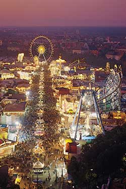 Oktoberfest am Abend mit Riesenrad