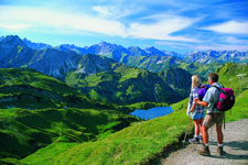 Wanderer mit Blick auf See