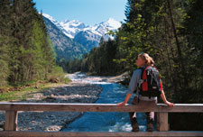 Wanderin an Brücke