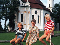 Wieskirche: Kinder vor Wieskirche