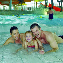 Donautherme Wonnemar Ingolstadt - Familie im Wellenbecken