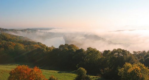 Inn im Hochnebel im Landkreis Mühldorf