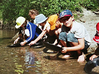 Chiemsee Familienurlaub: Kinder am Chiemsee beim Gold suchen