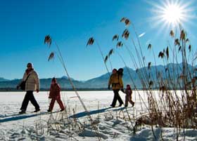 Familie beim Winterwandern