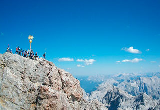 Zugspitze Gipfel mit Kreuz und Bergsteigern
