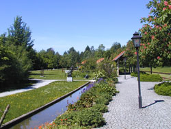 Kurpark mit Wassergraben