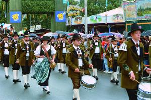 Trachtengruppe beim Einzug auf dem Oktoberfest