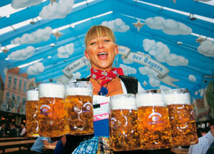 Wiesn Bedienung im Hacker-Zelt