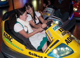 2 Frauen im Autoscooter