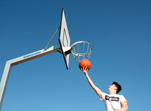 Mann spielt Basketball