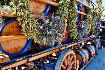 Geschm&uuml;ckter Wagen beim Wiesn-Umzug